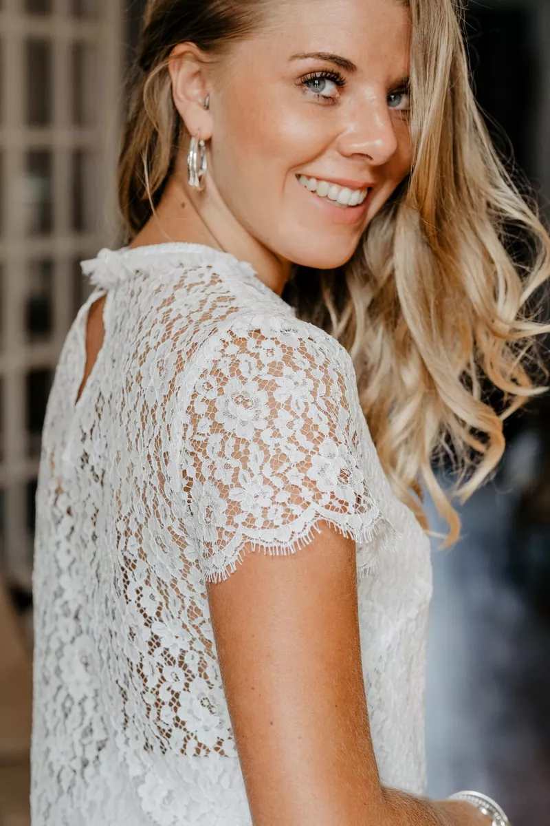 Top en dentelle de calais par Christelle Vasseur © Prisca Photographies