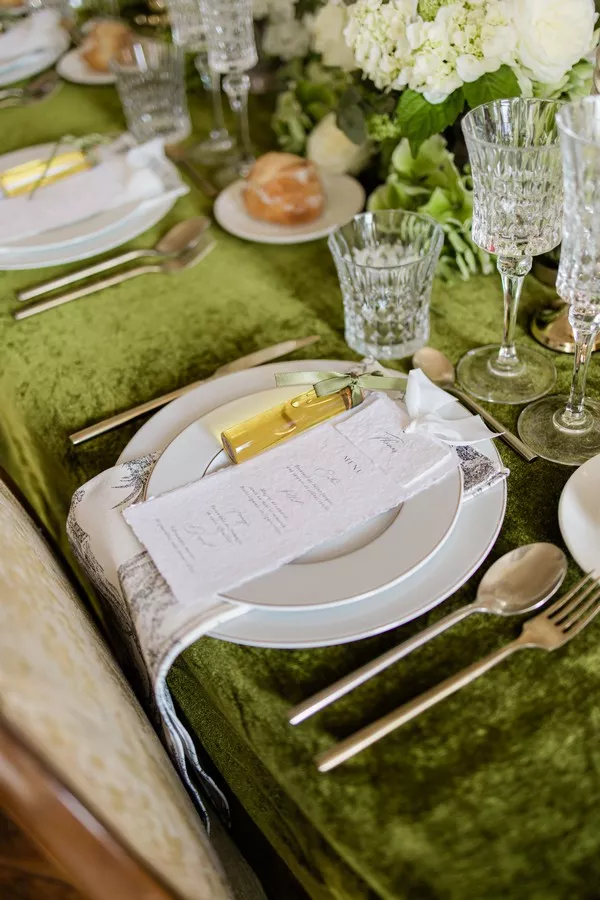 inspiration-mariage-nature-luxe-chateau-de-chazelles-haute-loire-aliciaserraphotography (33)