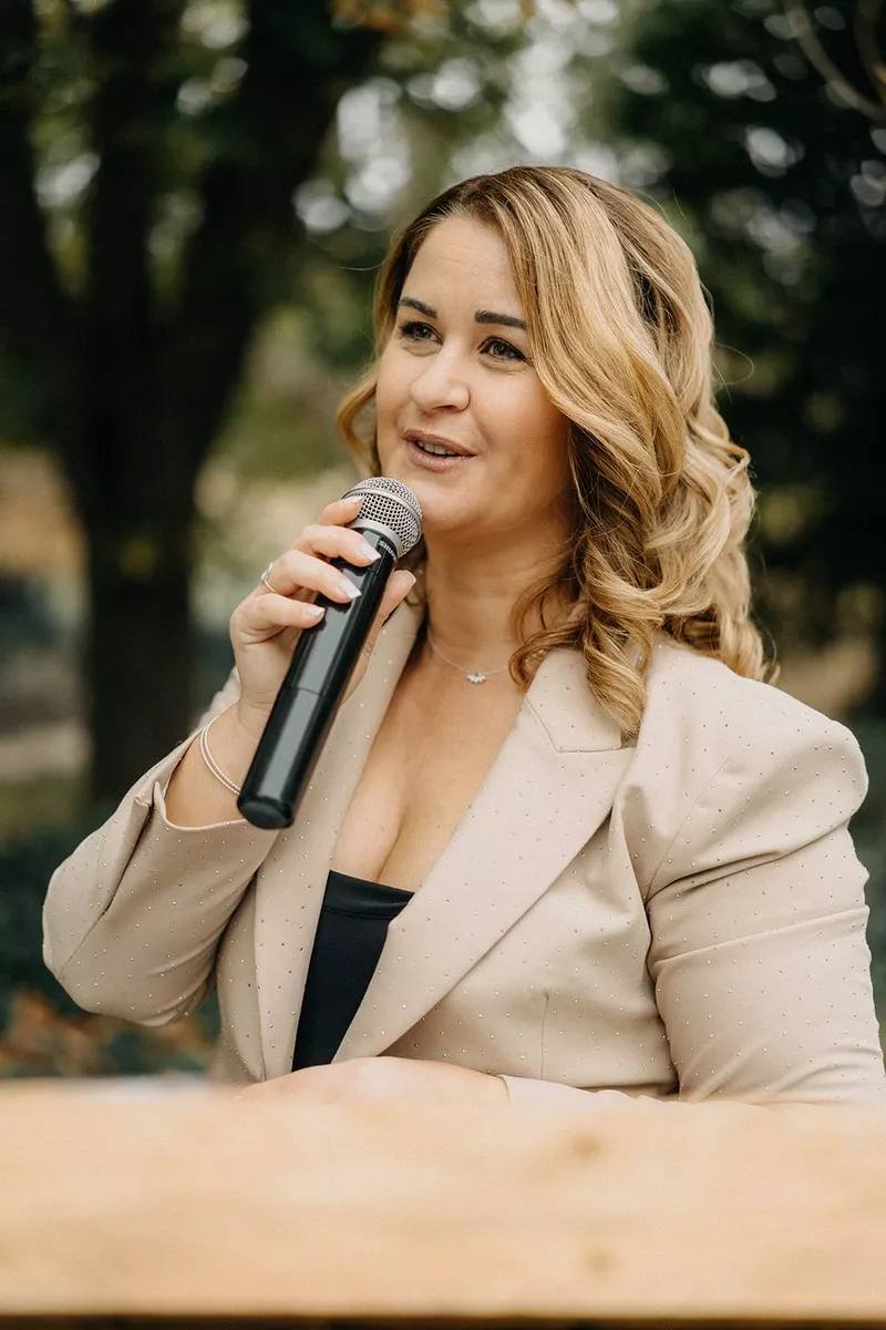 nelly-officiante-ceremonie-laique-provence-AurelieStellaPhotographe