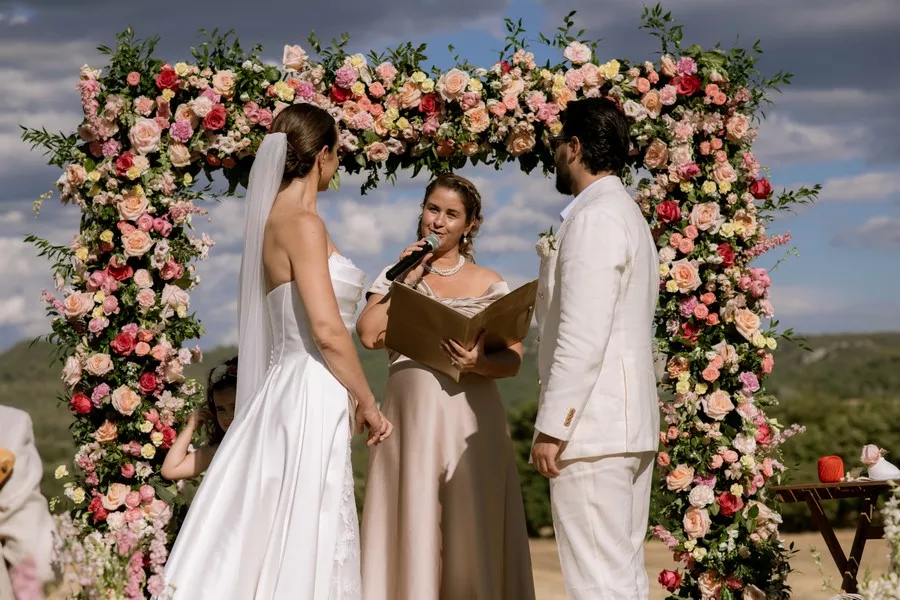 officiante-ceremonie-laique-élégante-provence-les-mots-de-nelly-coline-marslen-aroha-wedding-photographe