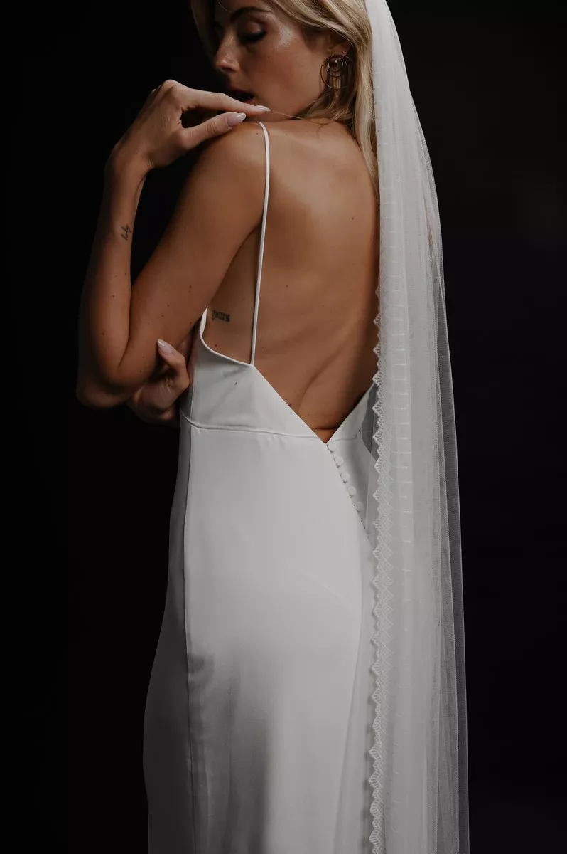 robe-de-mariee-minimaliste-et-voile-stephanie-wolff-©alicewonderbee