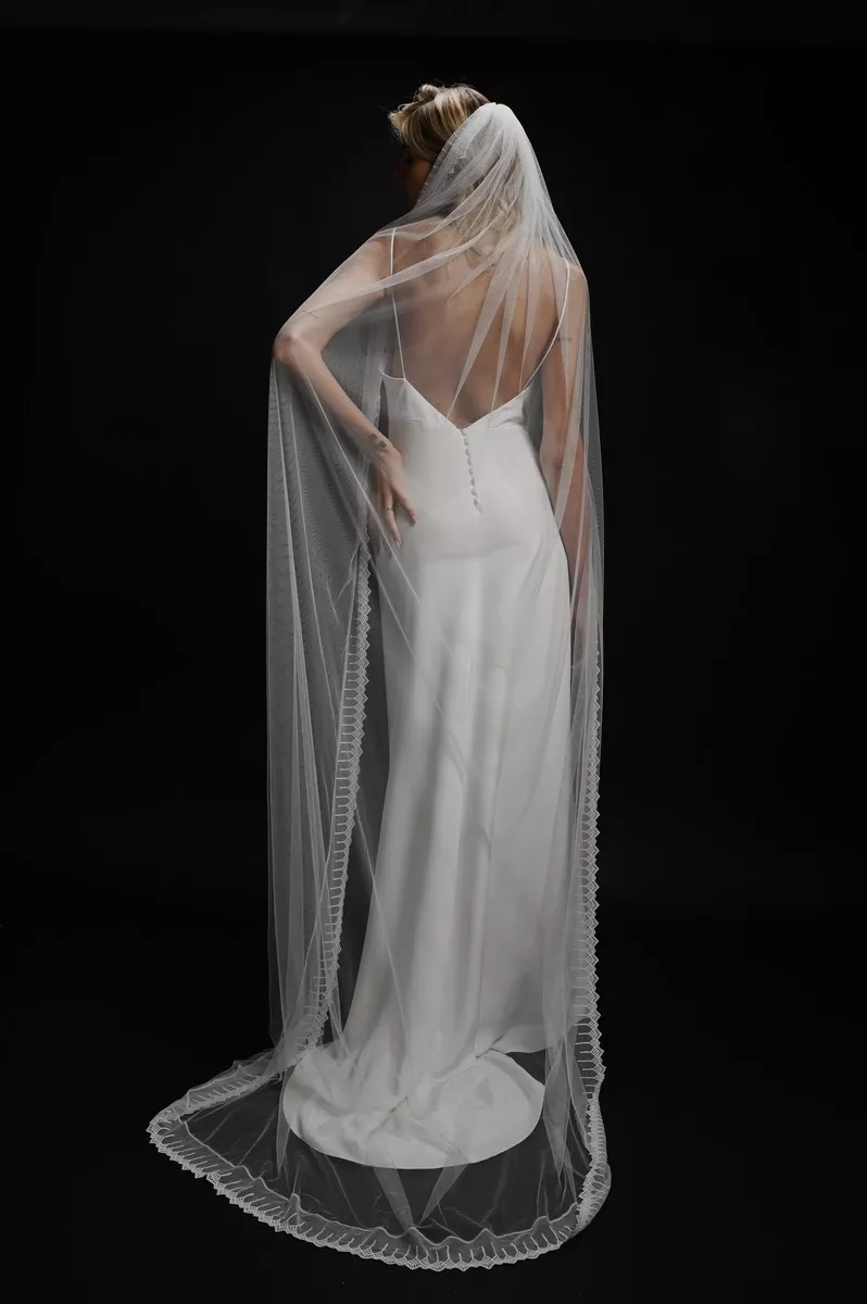 robe-de-mariee-simple-et-grand-voile-stephanie-wolff-©alicewonderbee