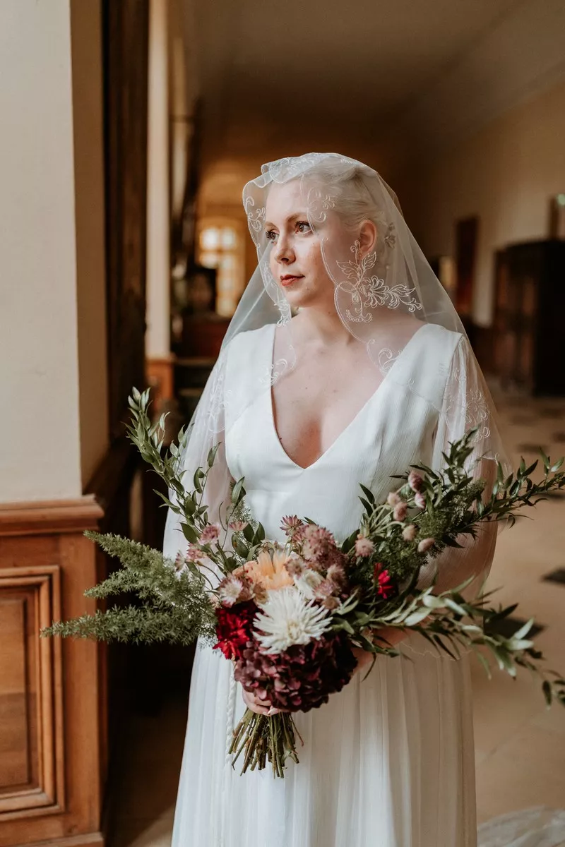 bouquet-de-mariée-automnal-Abbaye-de-Longpont ©stephane-joly-photographie (16)