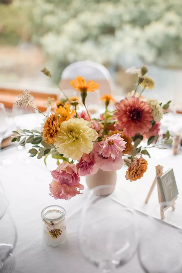 centre-de-table-rose-Les-Herbes-Hautes-Fleuriste-ecoresponsable-Aymeric Neau