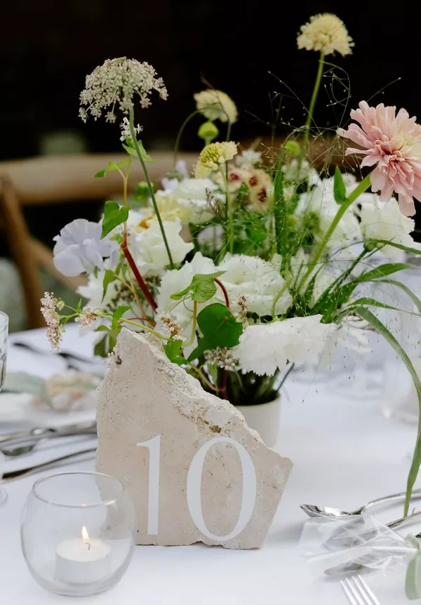 centre-de-table-travertin-Les-Herbes-Hautes-Fleuriste-ecoresponsable-Solene Lagant Photographe