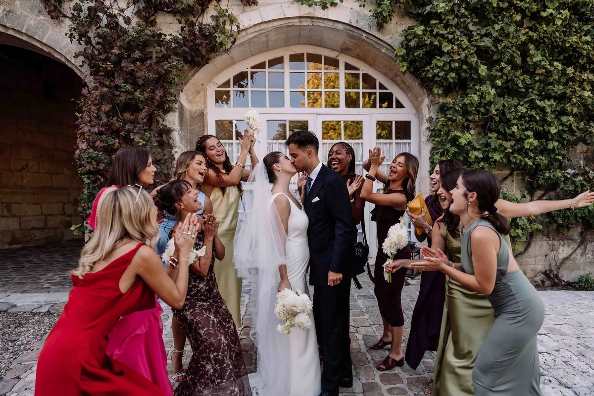 mariage-rouge-et-jaune-oise-©lesbanditsevents (1)