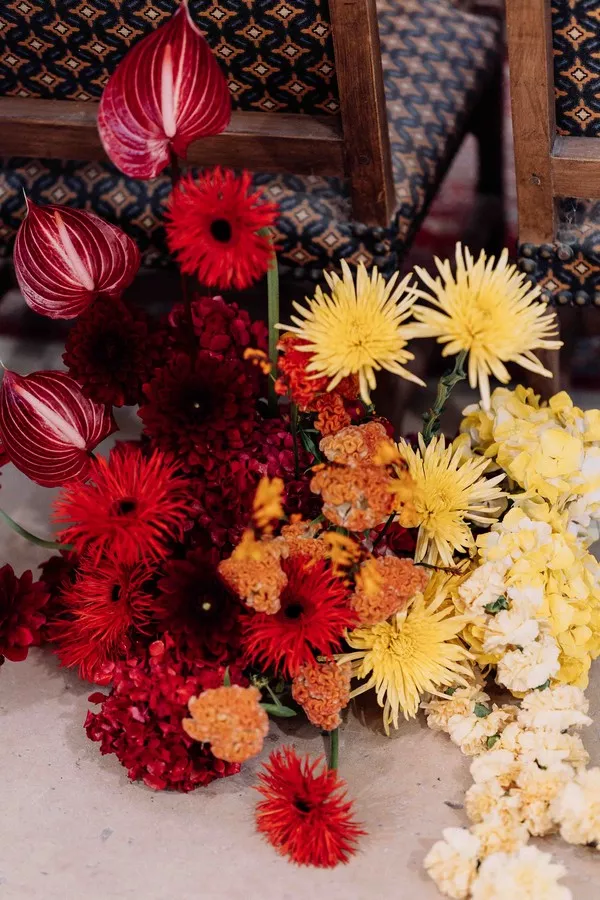 mariage-rouge-et-jaune-oise-©lesbanditsevents (19)