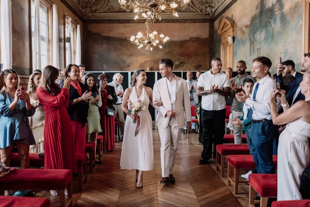 mariage-rouge-et-jaune-oise-©lesbanditsevents (2)