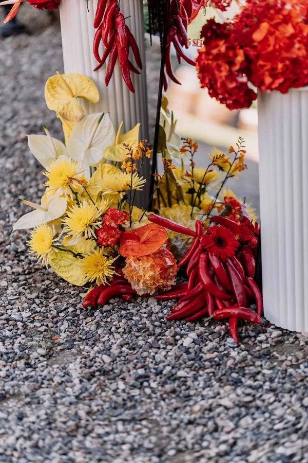 mariage-rouge-et-jaune-oise-©lesbanditsevents (29)