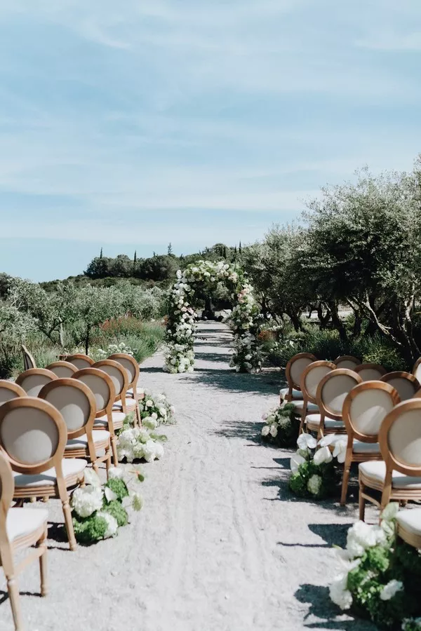 mariage-vert-et-blanc-chateau-de-l-hospitalet-delamourdanslair-wedding-design-provence ©laurene-and-the-wolf (3)