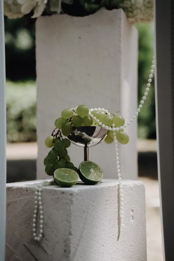 mariage-vert-sauge-et-blanc-Domaine-de-la-Tresoriere-delamourdanslair-wedding-designer-luxe-provence ©fionafabeyresphotographe (1)