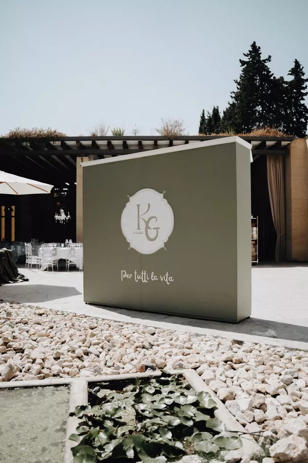 mariage-vert-sauge-et-blanc-Domaine-de-la-Tresoriere-delamourdanslair-wedding-designer-luxe-provence ©fionafabeyresphotographe (3)