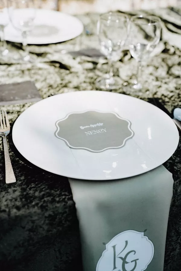 mariage-vert-sauge-et-blanc-Domaine-de-la-Tresoriere-delamourdanslair-wedding-designer-luxe-provence ©fionafabeyresphotographe (5)