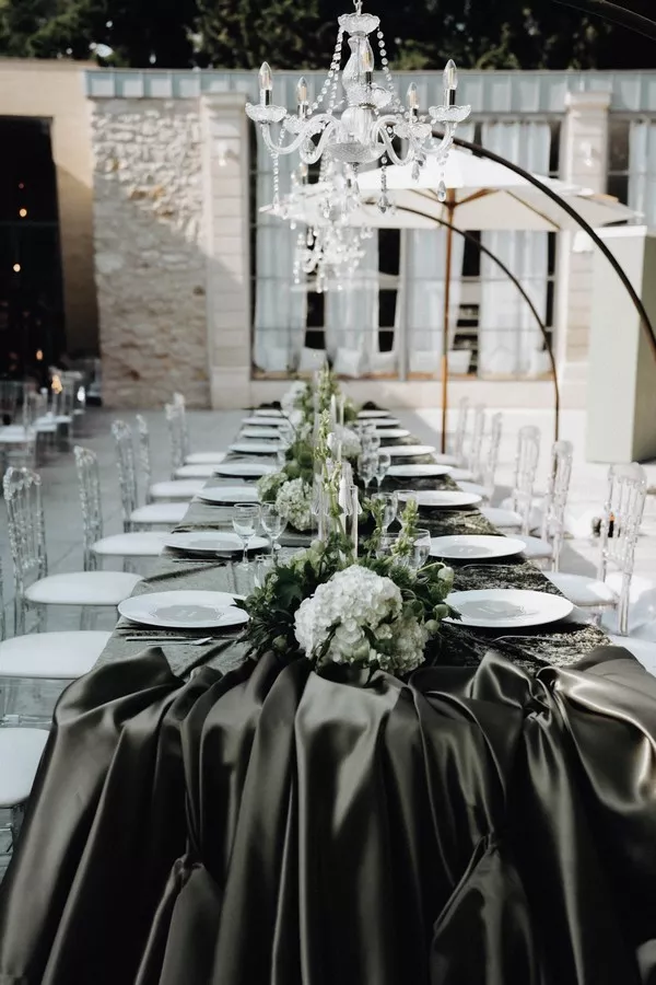 mariage-vert-sauge-et-blanc-Domaine-de-la-Tresoriere-delamourdanslair-wedding-designer-luxe-provence ©fionafabeyresphotographe (6)