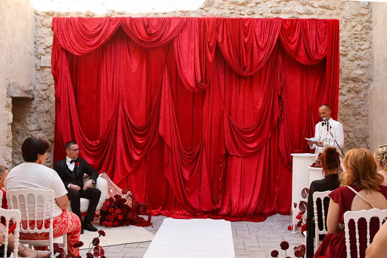 mariage-gay-glamour-rouge-noir-et-blanc ©camille-coste-photographie (1)