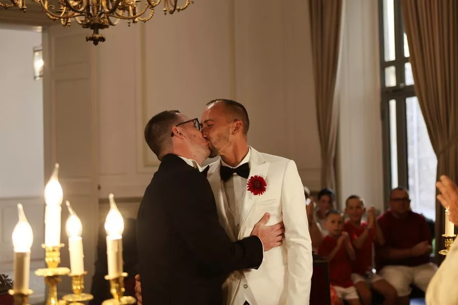 mariage-gay-glamour-rouge-noir-et-blanc ©camille-coste-photographie (12)