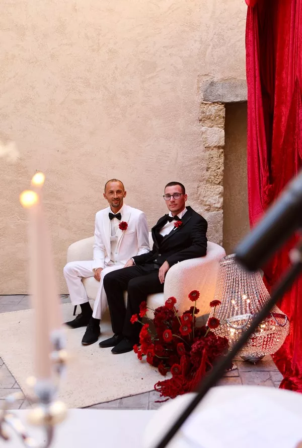 mariage-gay-glamour-rouge-noir-et-blanc ©camille-coste-photographie (23)