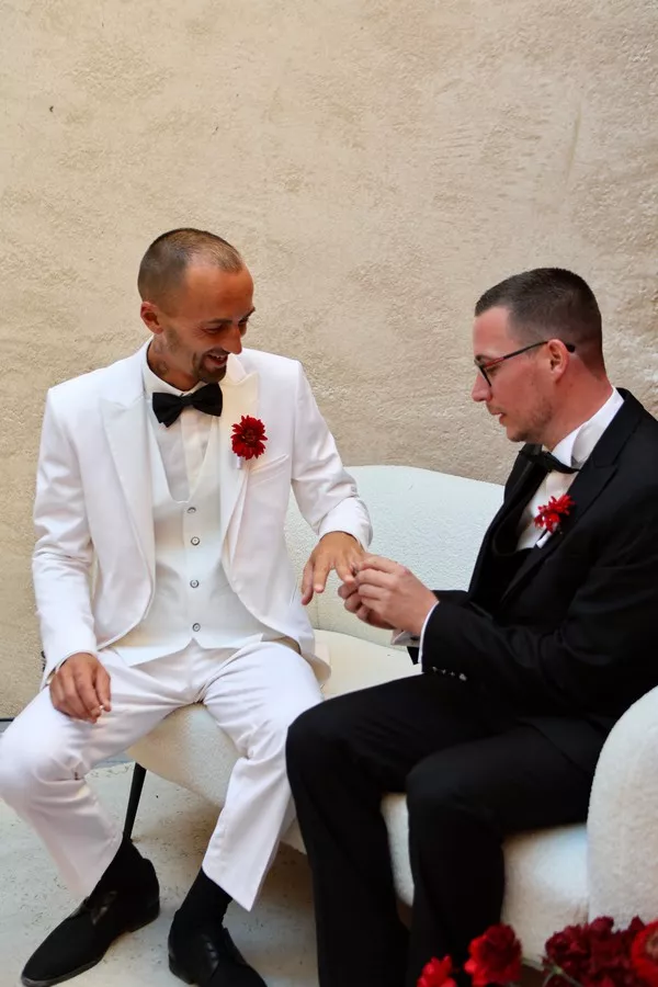 mariage-gay-glamour-rouge-noir-et-blanc ©camille-coste-photographie (27)