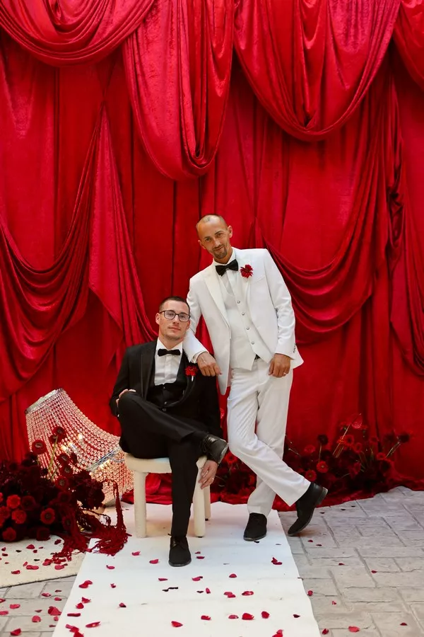 mariage-gay-glamour-rouge-noir-et-blanc ©camille-coste-photographie (30)