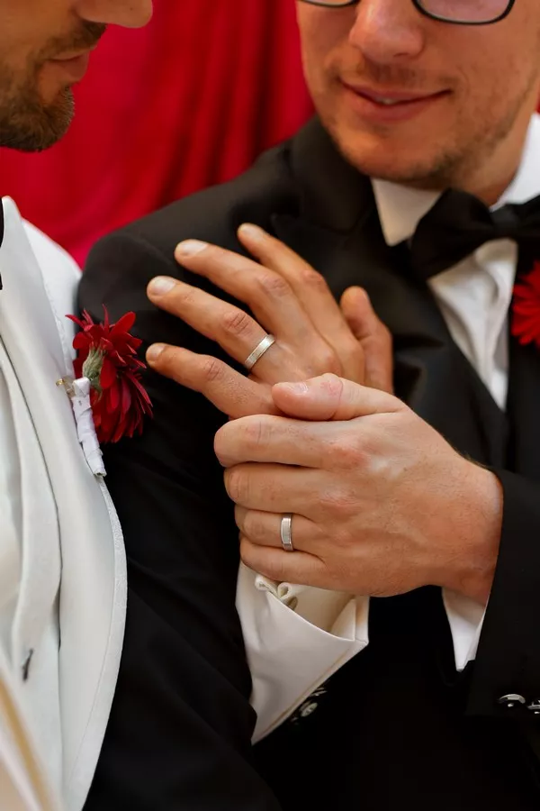 mariage-gay-glamour-rouge-noir-et-blanc ©camille-coste-photographie (31)