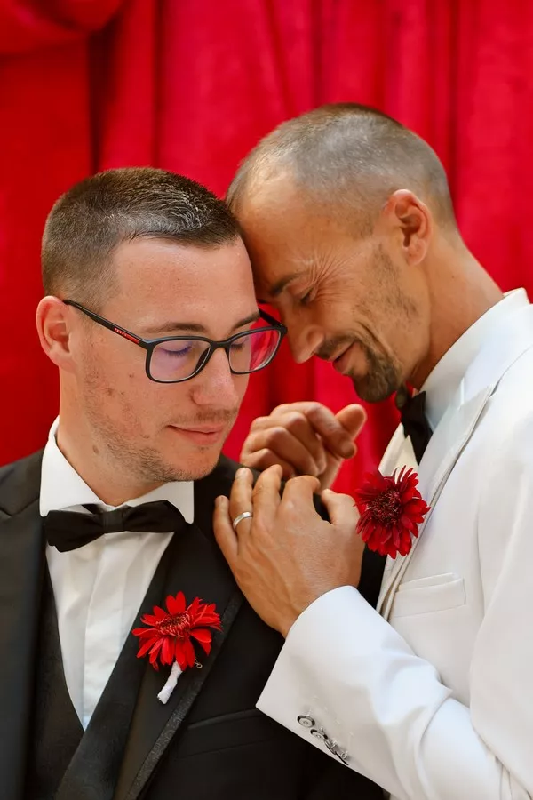 mariage-gay-glamour-rouge-noir-et-blanc ©camille-coste-photographie (32)