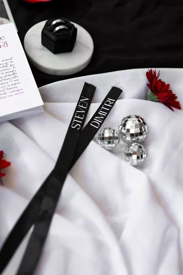 mariage-gay-glamour-rouge-noir-et-blanc ©camille-coste-photographie (4)