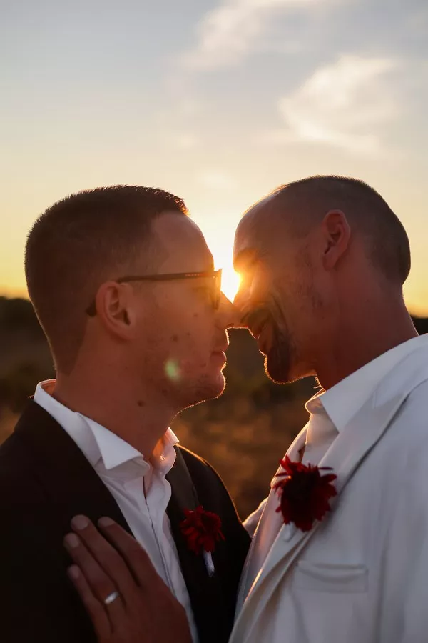 mariage-gay-glamour-rouge-noir-et-blanc ©camille-coste-photographie (41)