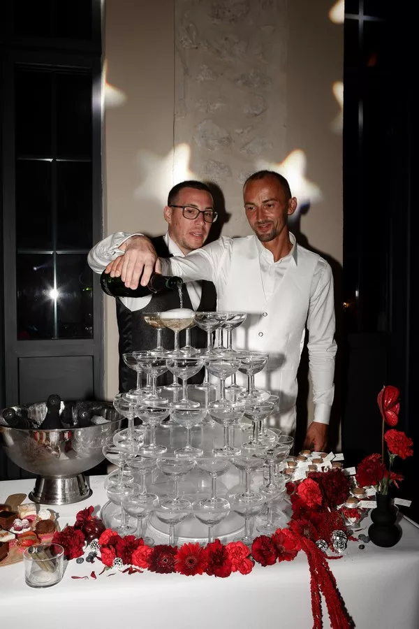 mariage-gay-glamour-rouge-noir-et-blanc ©camille-coste-photographie (43)