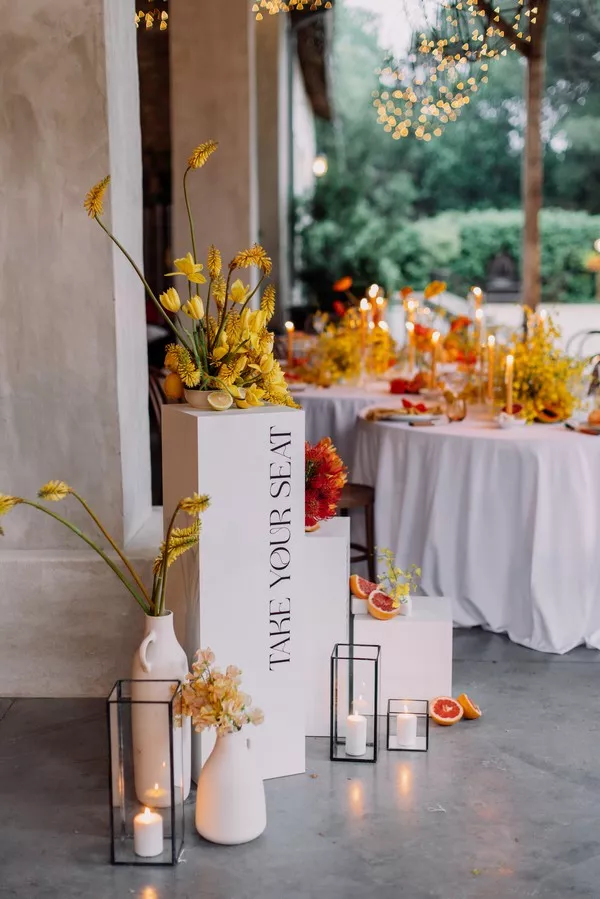 plan-de-table-colonne-orange-et-jaune ©Les bandits