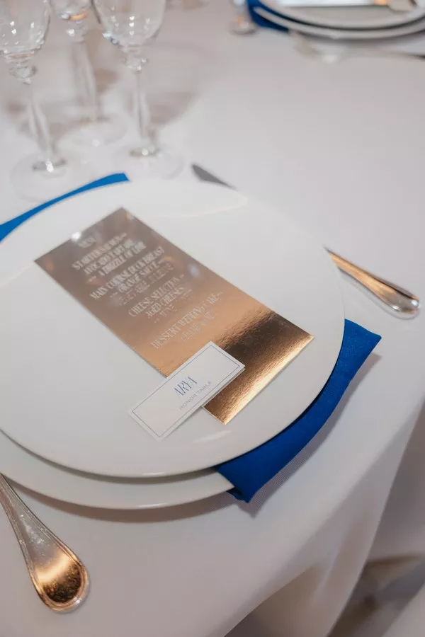 mariage-moderne-bleu-cobalt-vignoble-bordelais-chateau-dauzac-©amao-wedding (17)