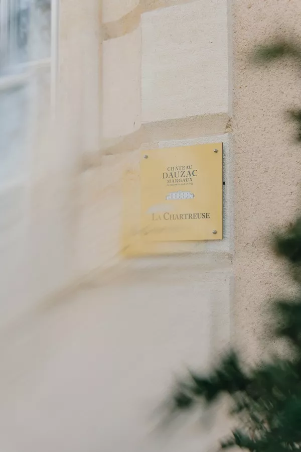 mariage-moderne-bleu-cobalt-vignoble-bordelais-chateau-dauzac-©amao-wedding (2)