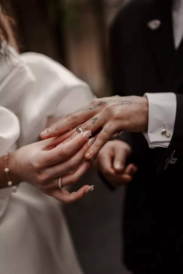 mariage-tarot-slow-wedding-rouge-blanc-minute-papiilon-agency-paris-©lightsofalhenawedding (16)