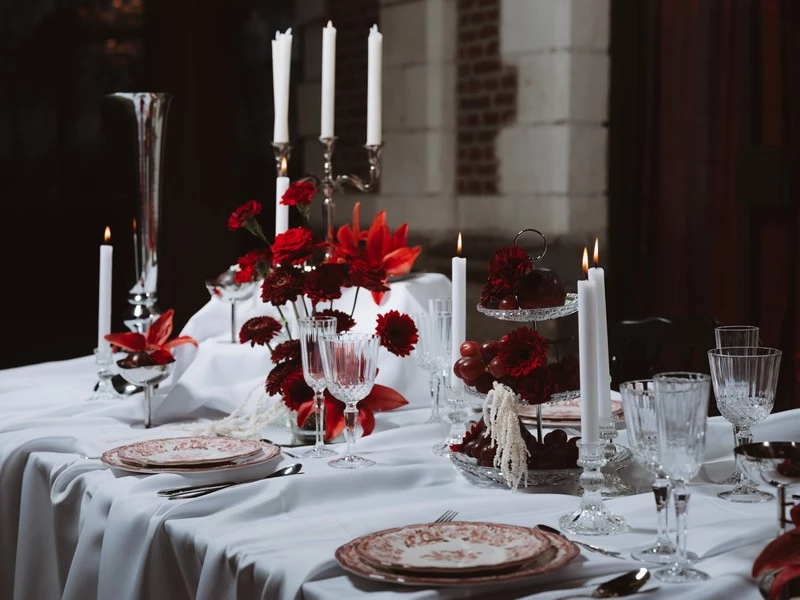 decoration-table-rouge-blanc-locadeco ©nomadic-mariage