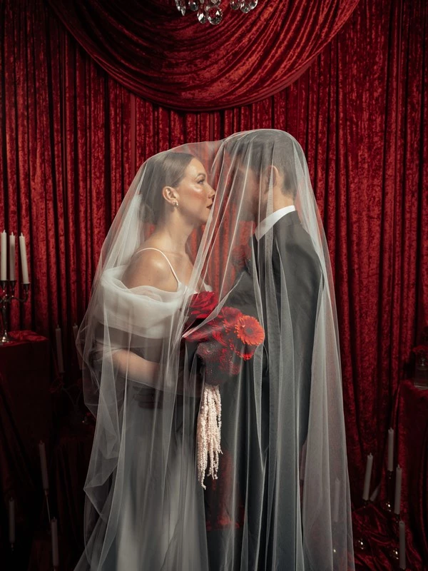 location-drappage-rouge-velours-nord-locadeco ©nomadic-mariage