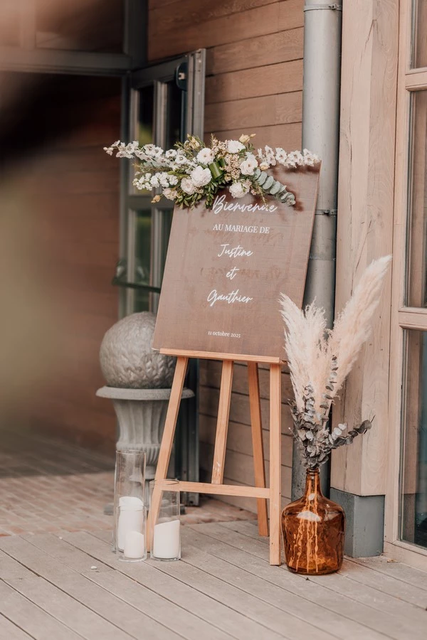 panneau-de-bienvenue-bois-chevalet-locadeco-©Dadou Productions