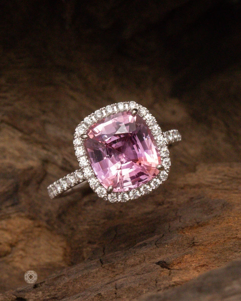 bague-de-fiancailles-Saphir-padparadscha-pavé-halo