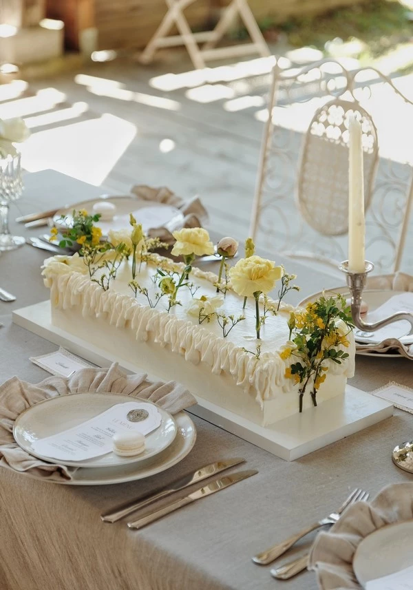 long-cake-fleuri-mariage-savoie-kika-and-co