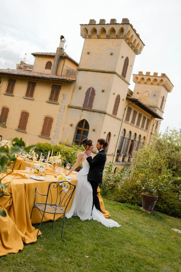 mariage-jaune-doré-luxe-toscane ©theclercs (16)