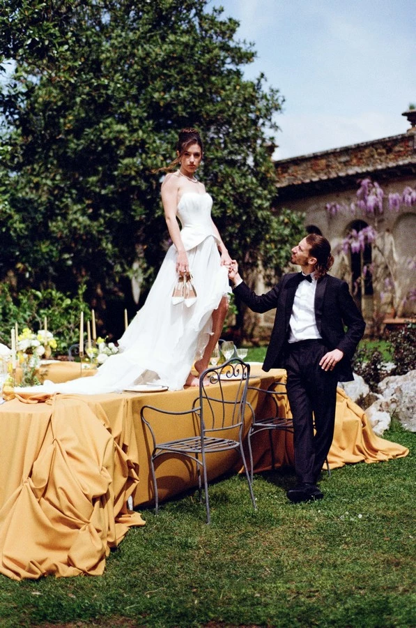 mariage-jaune-doré-luxe-toscane ©theclercs-onfilm
