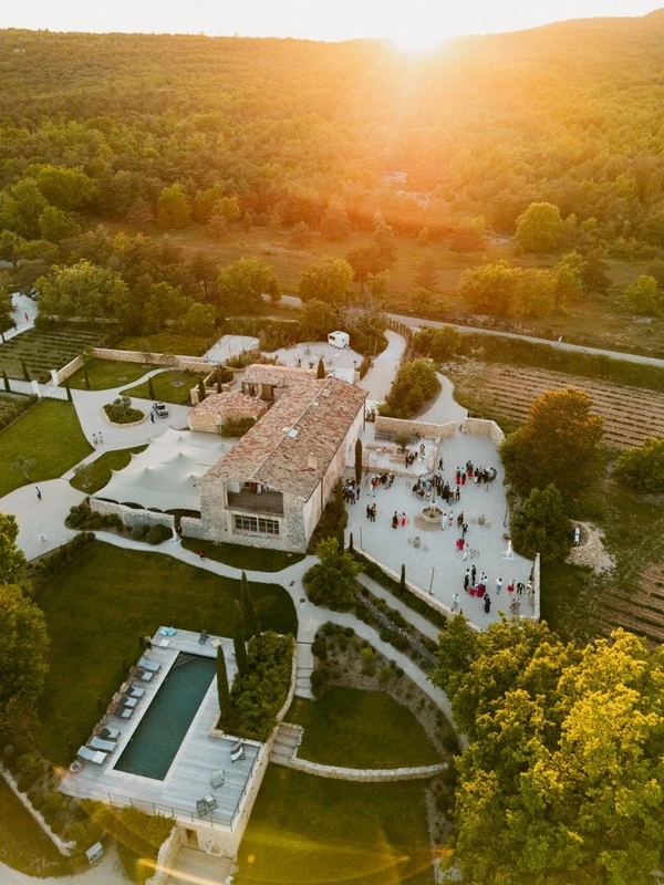 mariage-rouge-orange-grange-de-javon-provence ©celinecollomb (2)