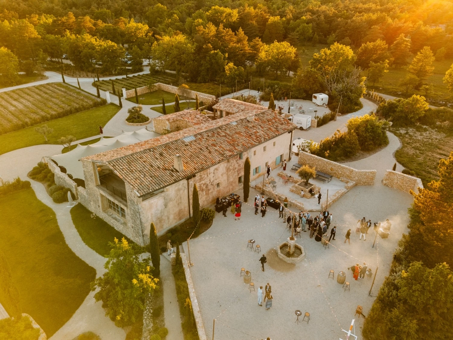 mariage-rouge-orange-grange-de-javon-provence ©celinecollomb (35)