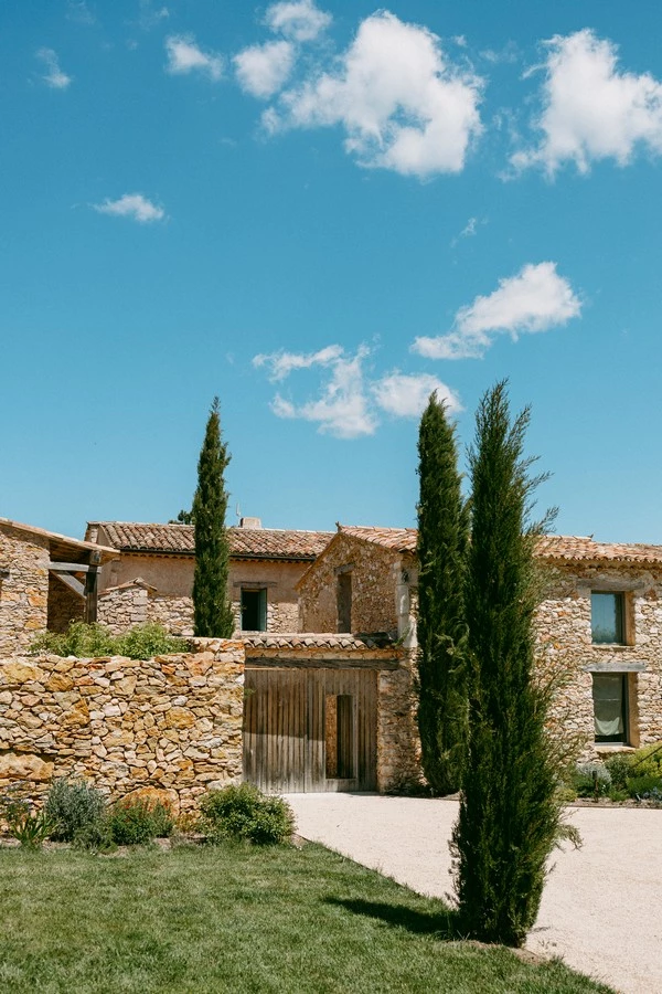 mariage-rouge-orange-grange-de-javon-provence ©celinecollomb (5)