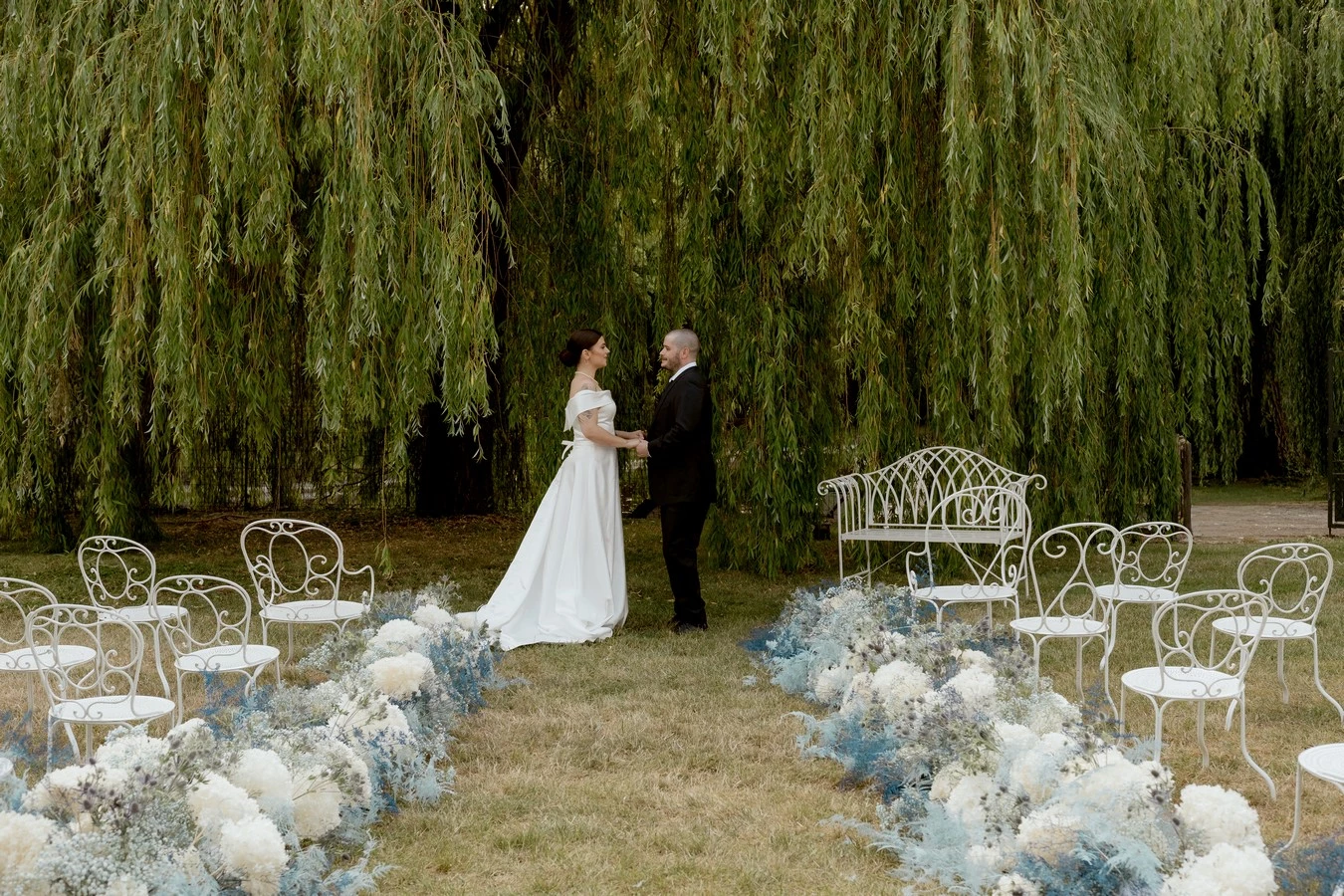 inspiration-mariage-bleu-et-blanc-chateau-de-saulnat-auvergne-©anais-capture (2)