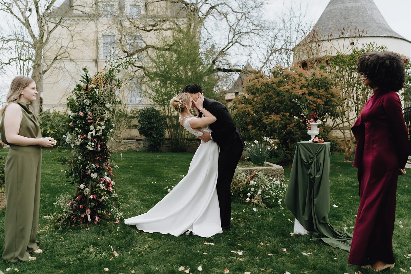 inspiration-mariage-vert-et-bordeaux-bretagne-ille-et-vilaine-domaine-obochato ©Laurene-and-the-wolf (12)