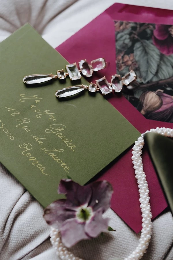 inspiration-mariage-vert-et-bordeaux-bretagne-ille-et-vilaine-domaine-obochato ©Laurene-and-the-wolf (2)