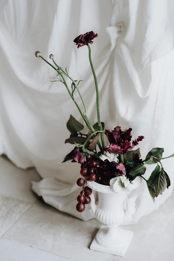 inspiration-mariage-vert-et-bordeaux-bretagne-ille-et-vilaine-domaine-obochato ©Laurene-and-the-wolf (20)