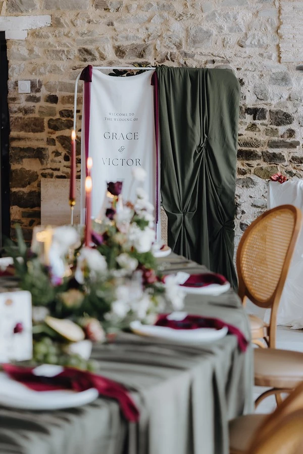 inspiration-mariage-vert-et-bordeaux-bretagne-ille-et-vilaine-domaine-obochato ©Laurene-and-the-wolf (28)